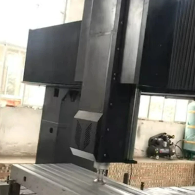 Mae’r platfform slot T o dan beiriannu rheolaeth rifiadol cyfrifiadurol CNC